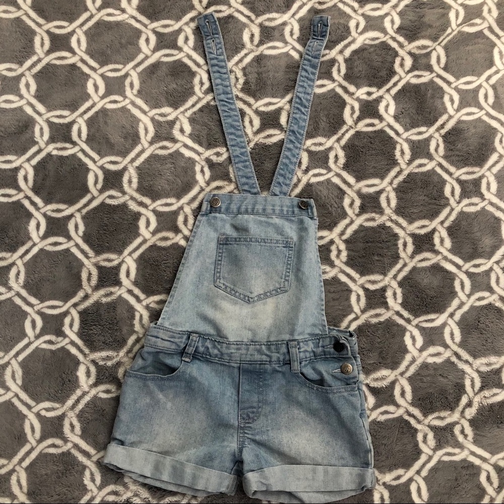👧🏻 Denim overall shorts and shirt